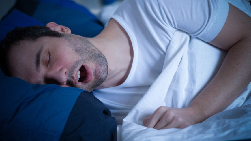 Mer än 400 000 svenskar beräknas lida av sömnapné. Tillståndet kännetecknas av snarkning och återkommande andningsuppehåll under sömnen.  Foto: Shutterstock